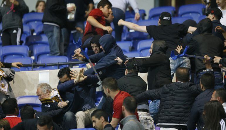 Imagen de los incidentes sucedidos en las gradas del estadio del Lyon