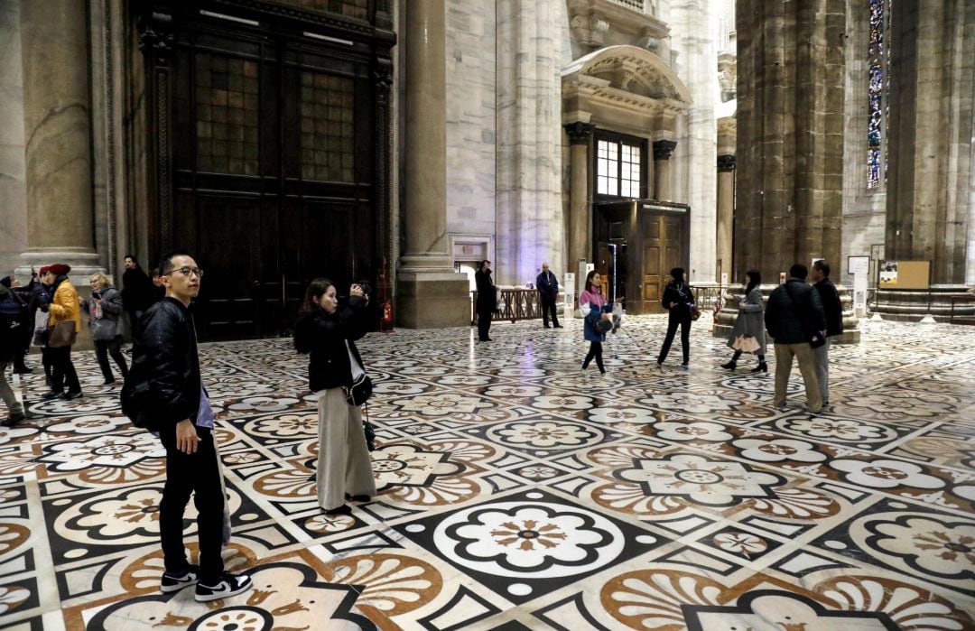 Turistas en la Catedral de Milán (Duomo di Milano).