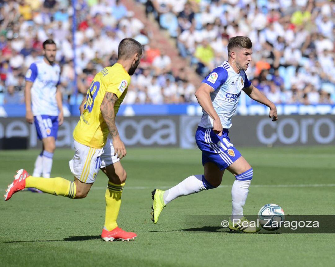 Raúl Guti conduce el balón ante la oposición de un jugador rival