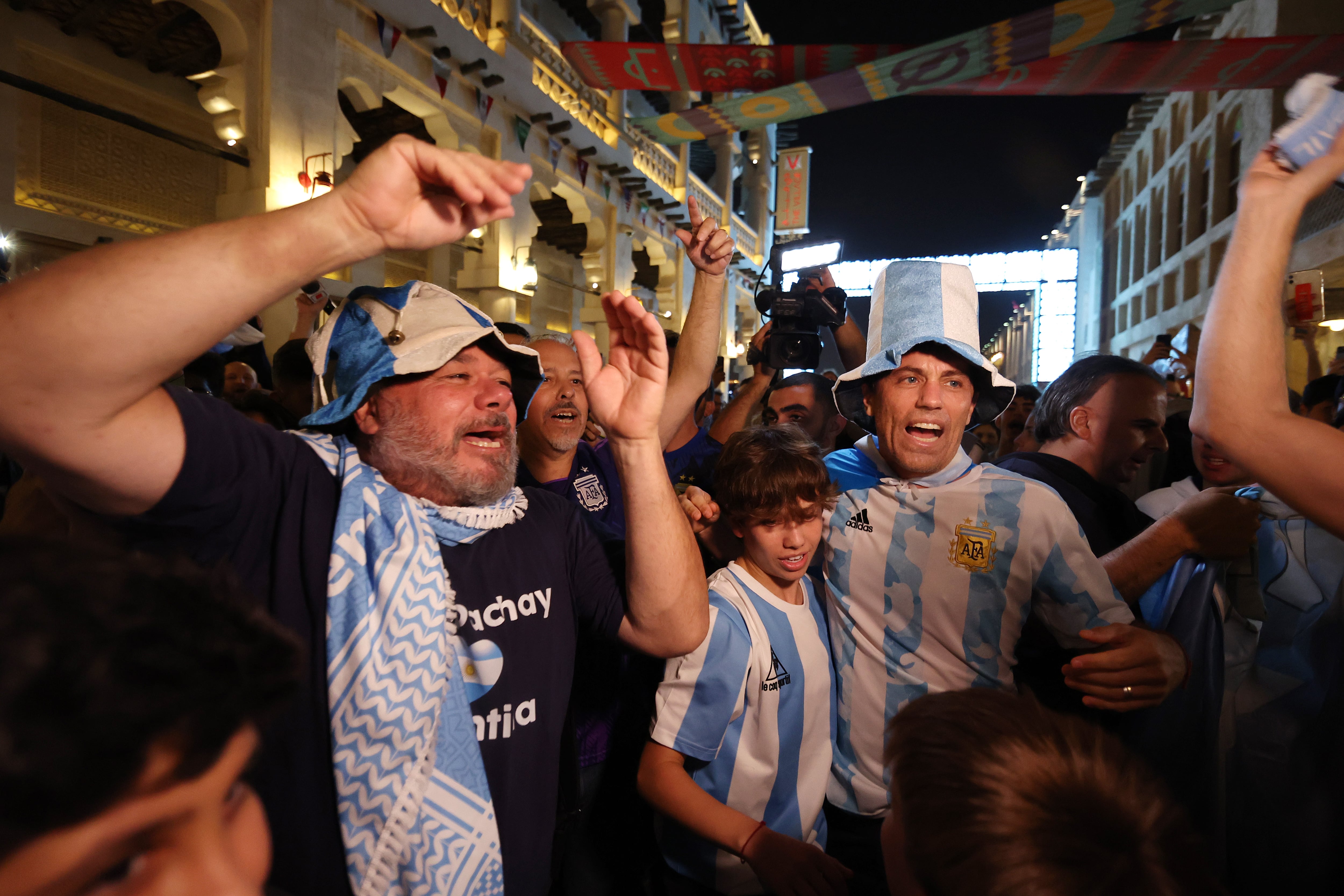 Aficionados de Argentina celebran el pase a la final del Mundial de Qatar.