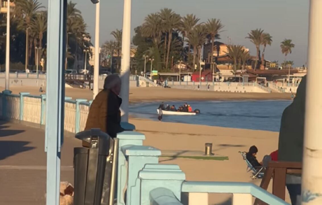 Momento, captado por un particular, en el que arribaba la patera a la playa de Los Locos de Torrevieja