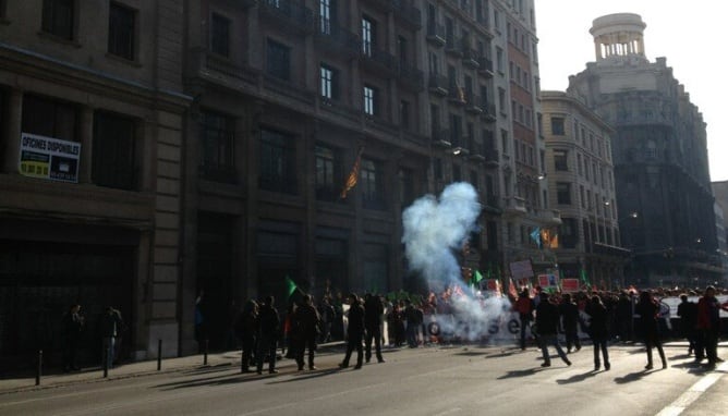 Els sindicats de funcionaris han tallat la Via Laietana mentres es fa la reunió de la Mesa de la Funció Pública