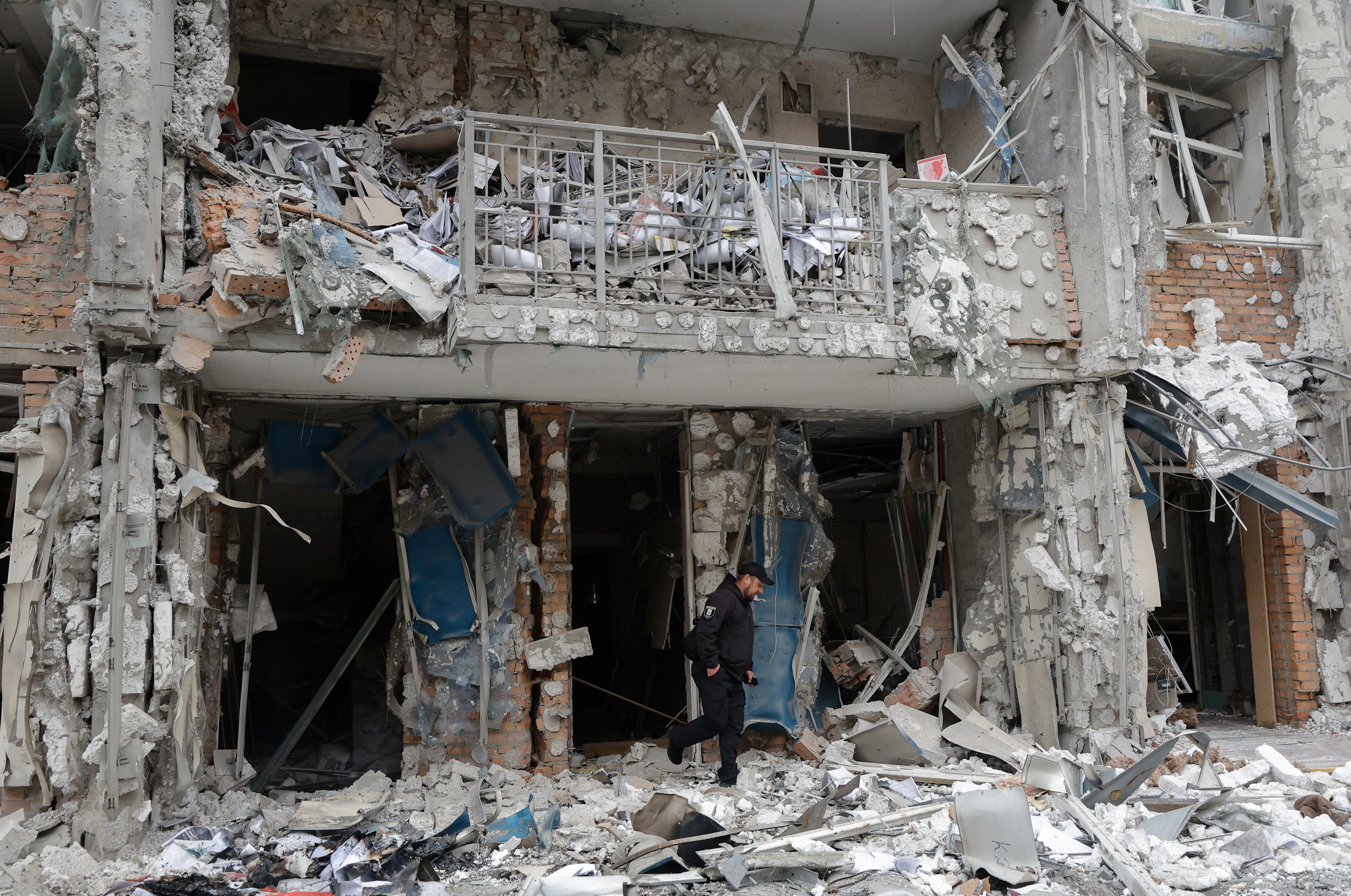 Autoridades ucranianas trabajan en la zona donde este domingo han impactado más de 300 misiles rusos en Kiev. EFE/EPA/SERGEY DOLZHENKO