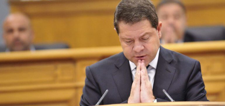El candidato socialista, Emiliano García-Page, durante su intervención en el primer día del debate de investidura