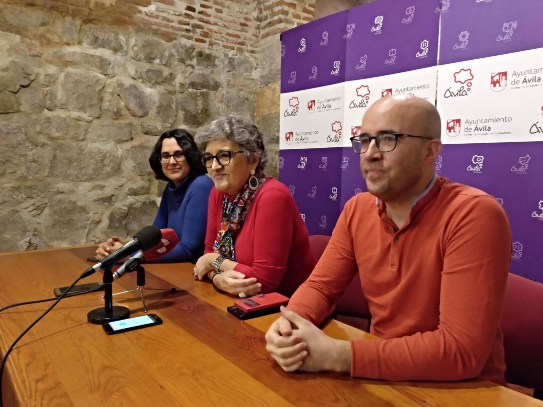 Alberto López Casillas, Montserrat Barcenilla y Henar Alonso, concejales del grupo municipal de IU