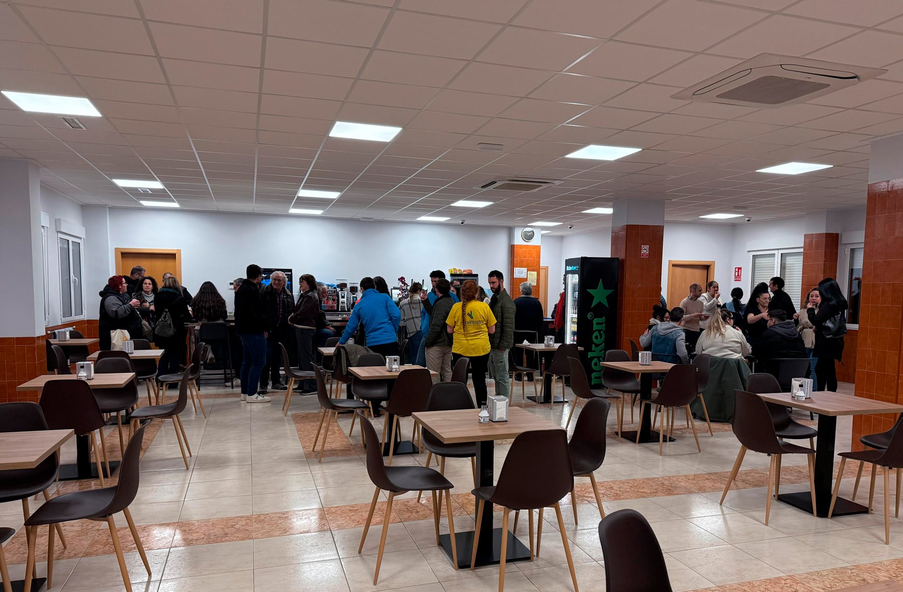 Imagen del bar del polideportivo municipal de Cocentaina en su primer día de apertura tras su profunda remodelación
