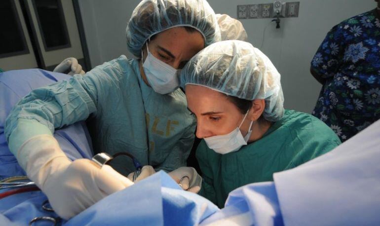 Médicos de la región en plena intervención quirúrgica