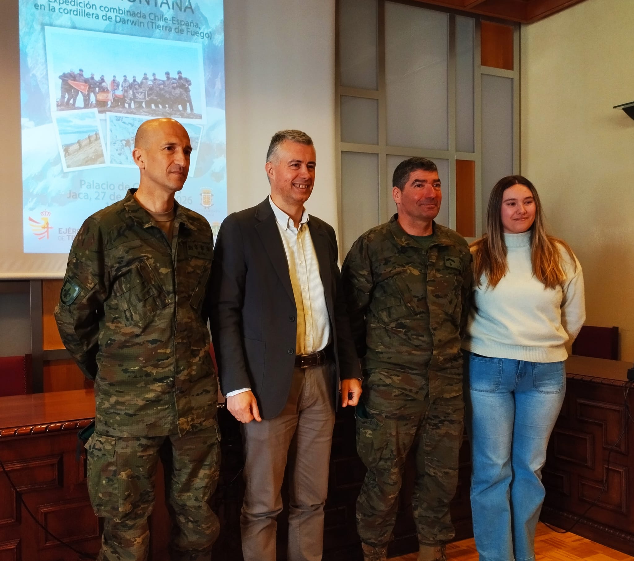 (De izda a dcha) Carlos Nuñez director coronel de la EMMOE, Carlos Serrano, subtte Adriano Martín y Andrea Vargas