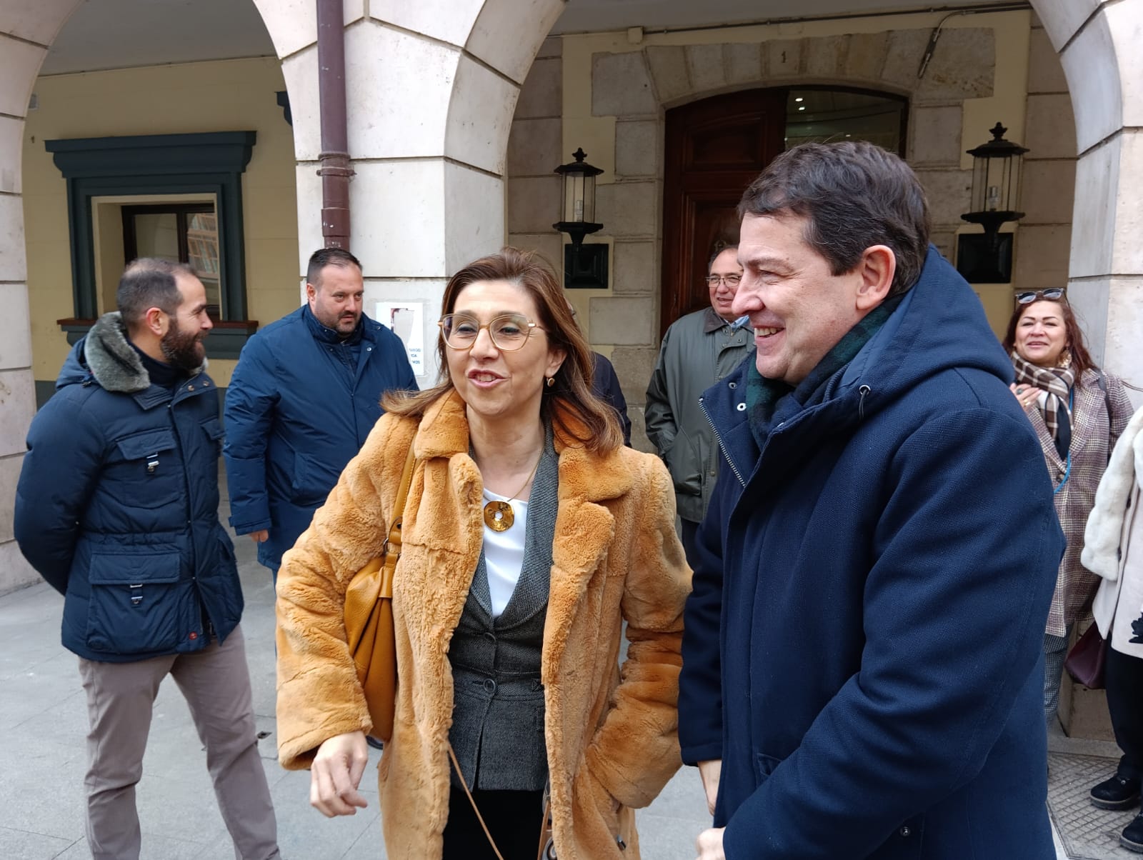 Alfonso Fernández Mañueco con la alcaldesa de Aranda, Raquel González