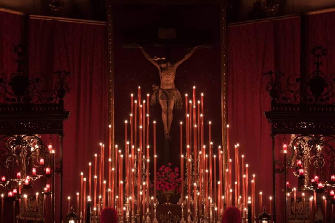 El Cristo de la Buena Muerte de La Hiniesta sigue presidiendo el altar mayor de San Julián con motivo de su quinario