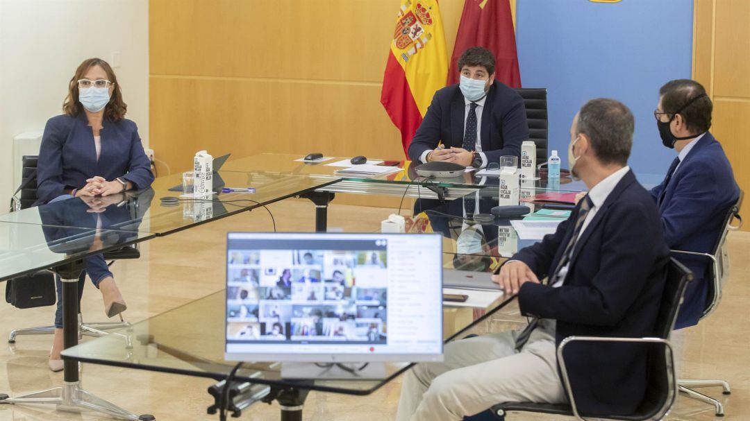 López Miras, durante su reunión por videoconferencia con los alcaldes de los 45 municipios