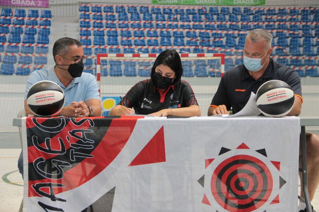 Firma del acuerdo en el pabellón municipal de Tías.