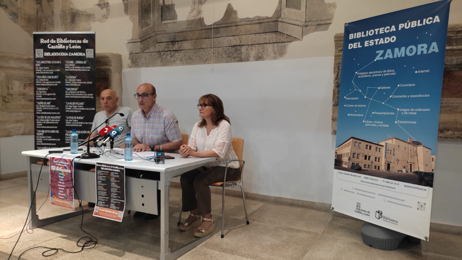 Fernando Prada, delegado del Gobierno en Zamora, en el centro de la imagen, presenta &#039;Biblioescena&#039; en la Biblioteca de Zamora