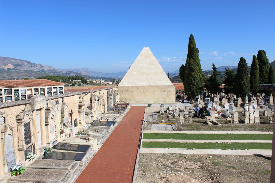 Alcoy organiza una entrada progresiva al cementerio durante la semana de Todos los Santos para evitar aglomeraciones.