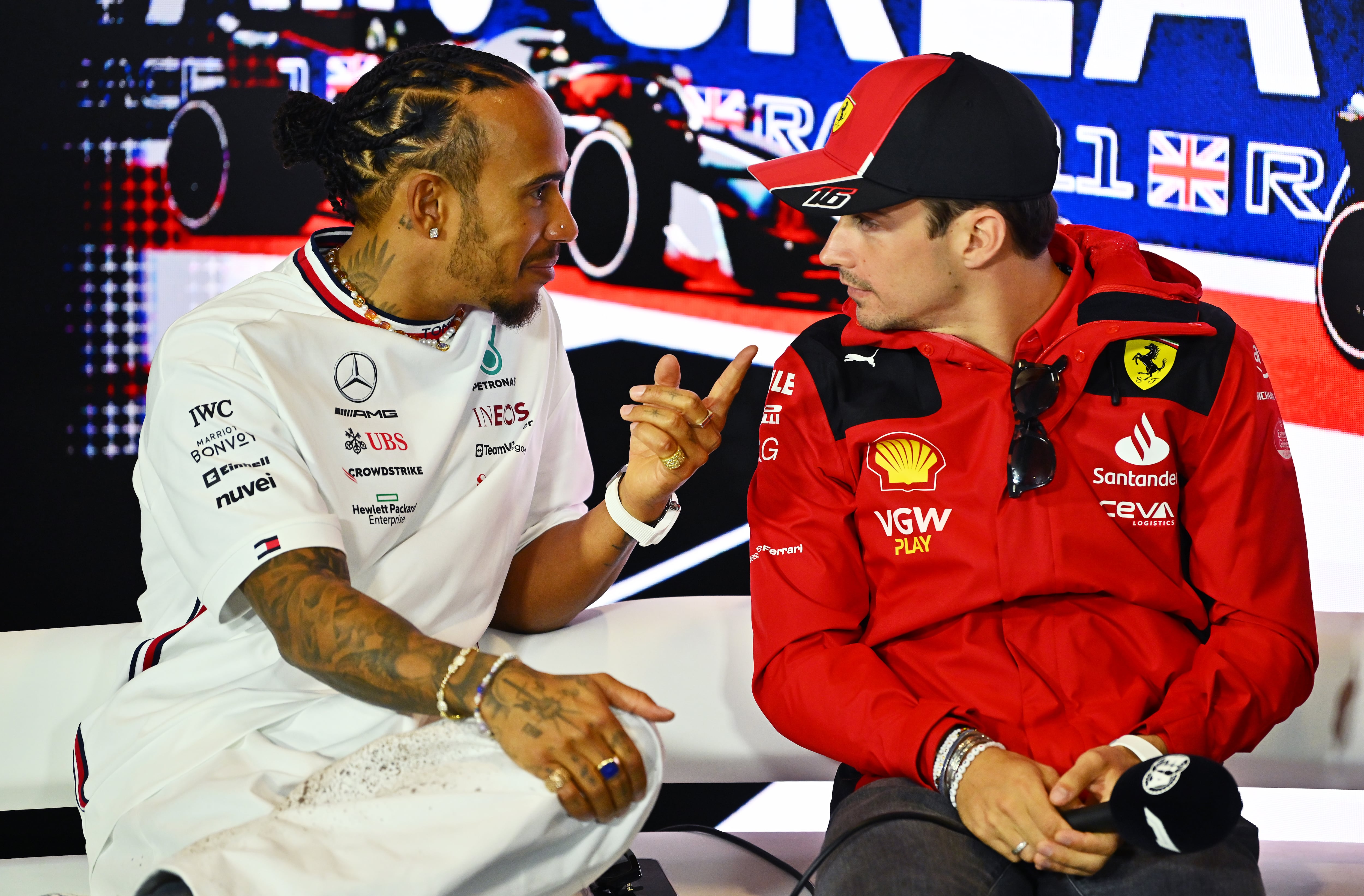 Lewis Hamilton y Charles Leclerc, en la Fórmula 1. (Photo by Dan Mullan/Getty Images)