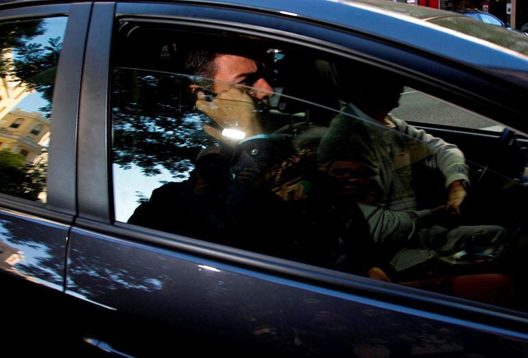 Pedro Sánchez saliendo de la sede del PSOE en la calle Ferraz de Madrid