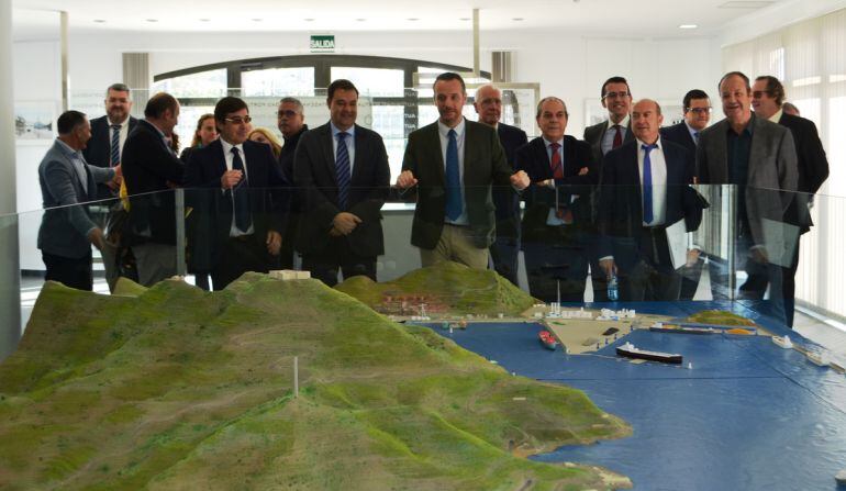 Segado, visitando las instalaciones del puerto de Cartagena.