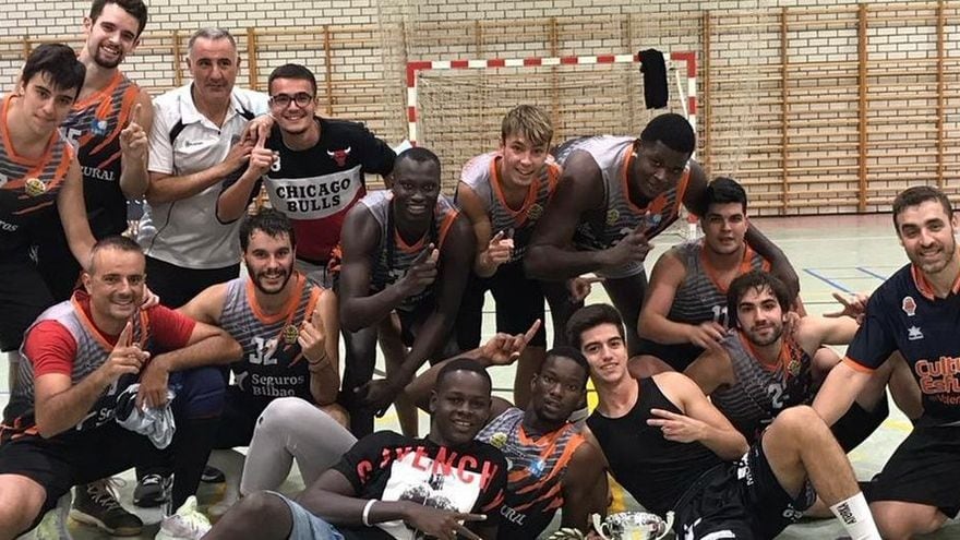 La plantilla celebrando su clasificaión para la Fase