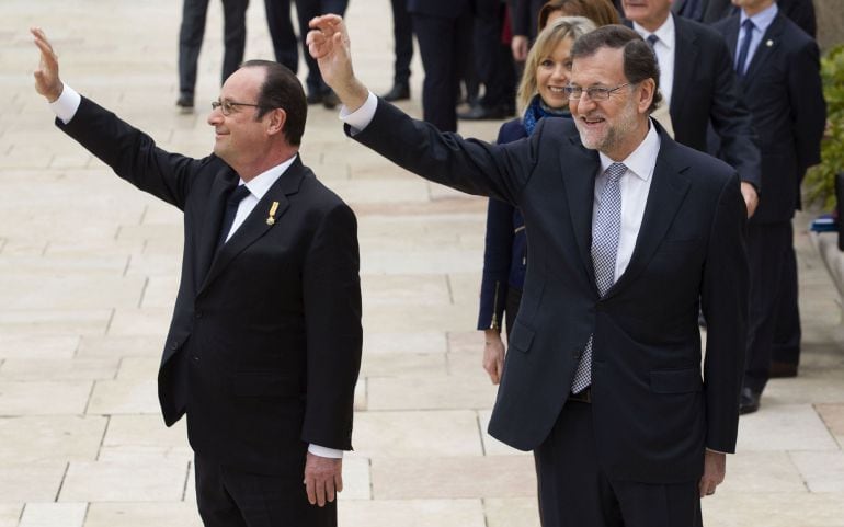  Los presidentes de los Gobiernos de España, Mariano Rajoy (d), y Francia, François Hollande (i), saludan a su llegada hoy a la XXV cumbre bilateral Hispano-Francesa que se desarrolla en Málaga