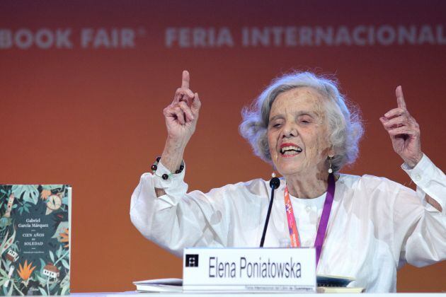 La escritora Elena Poniatowska habla durante la celebración del 50 aniversario del libro &quot;Cien años de soledad&quot;, del escritor colombiano Gabriel García Márquez, en el marco de la trigésimo primera edición de la Feria Internacional del Libro (FIL).