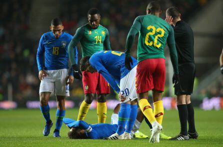 Neymar se lamenta en el suelo antes de ser sustituido