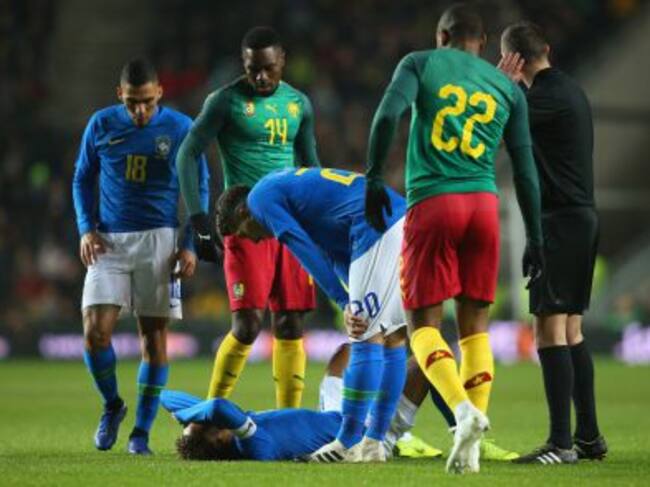 Neymar se lamenta en el suelo antes de ser sustituido