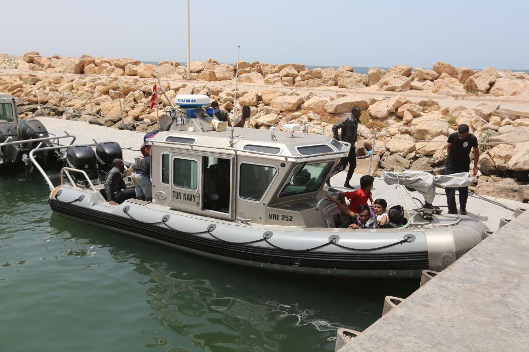 Las fuerzas navales tunecinas tras un rescate de migrantes en el Mediterráneo