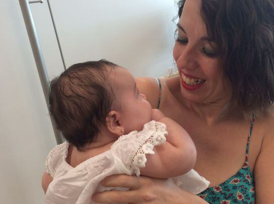 La secretaria autonómica acude a su despacho con su hija de tres meses