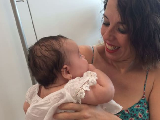 La secretaria autonómica acude a su despacho con su hija de tres meses