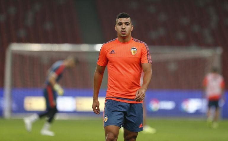 Bakkali, en un entrenamiento con el Valencia.