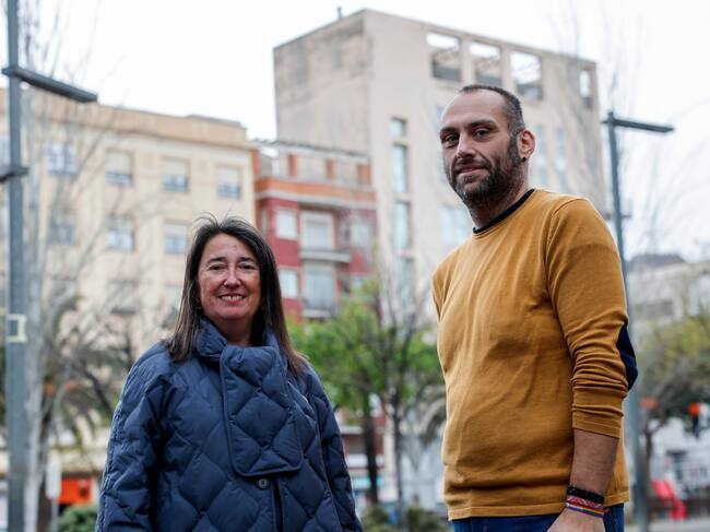 La portavoz del colectivo de la Semana Santa Inclusiva, Blanca Ribelles, y Albert Llueca, cofrade que votó a favor de la entrada de las mujeres en Sagunto (Valencia)