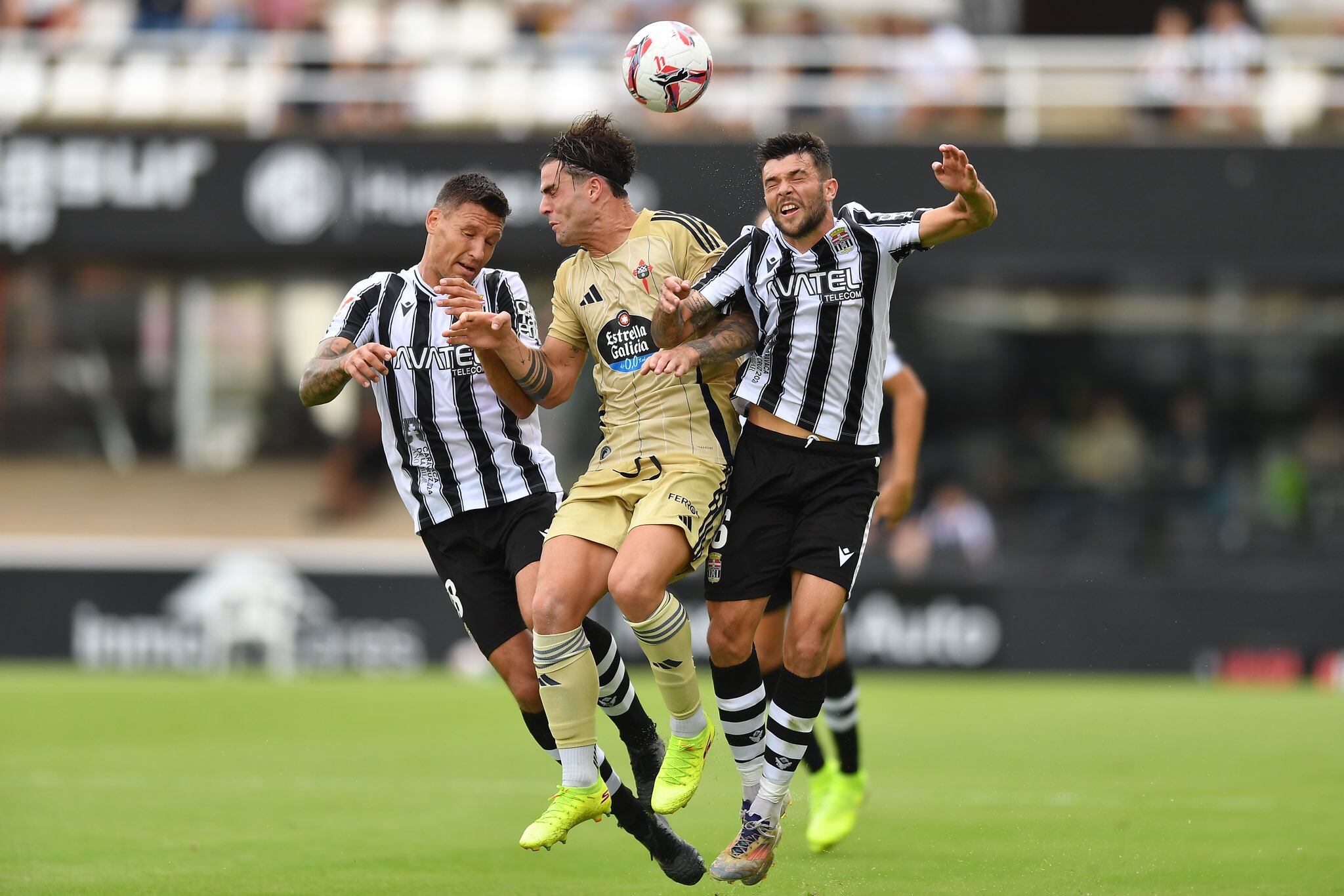 Guerrero y Musto pelean un balón aéreo