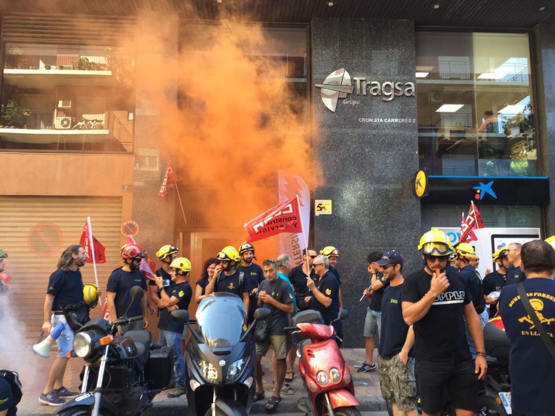 Imagen de archivo de las protestas de los bomberos forestales frente a Tragsa