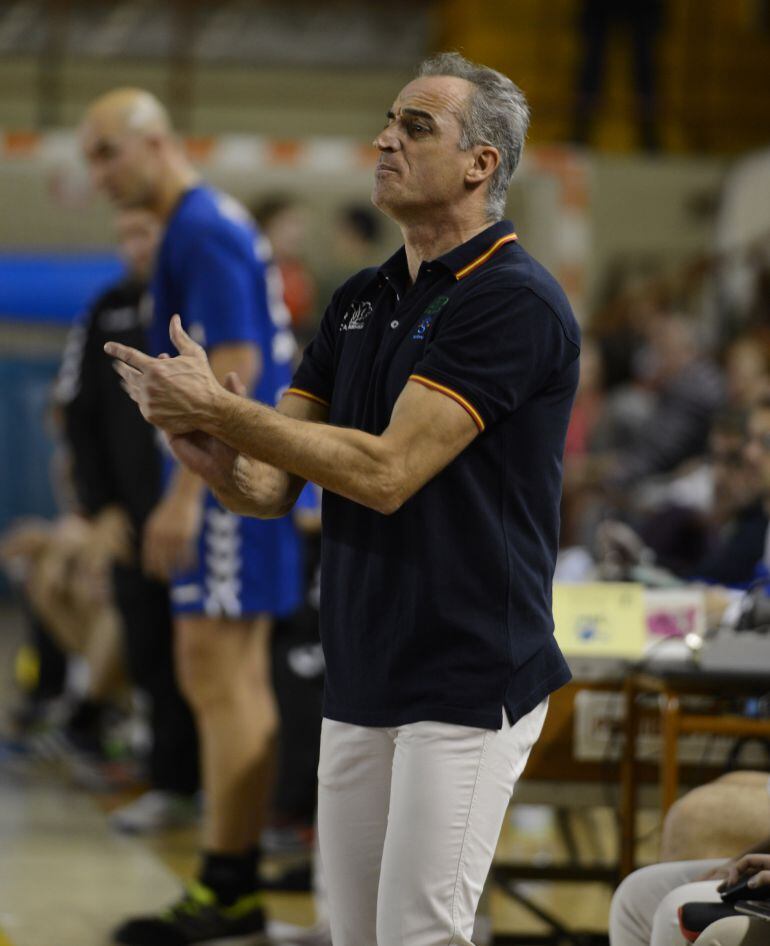 Rafa Guijosa dirigiendo un partido