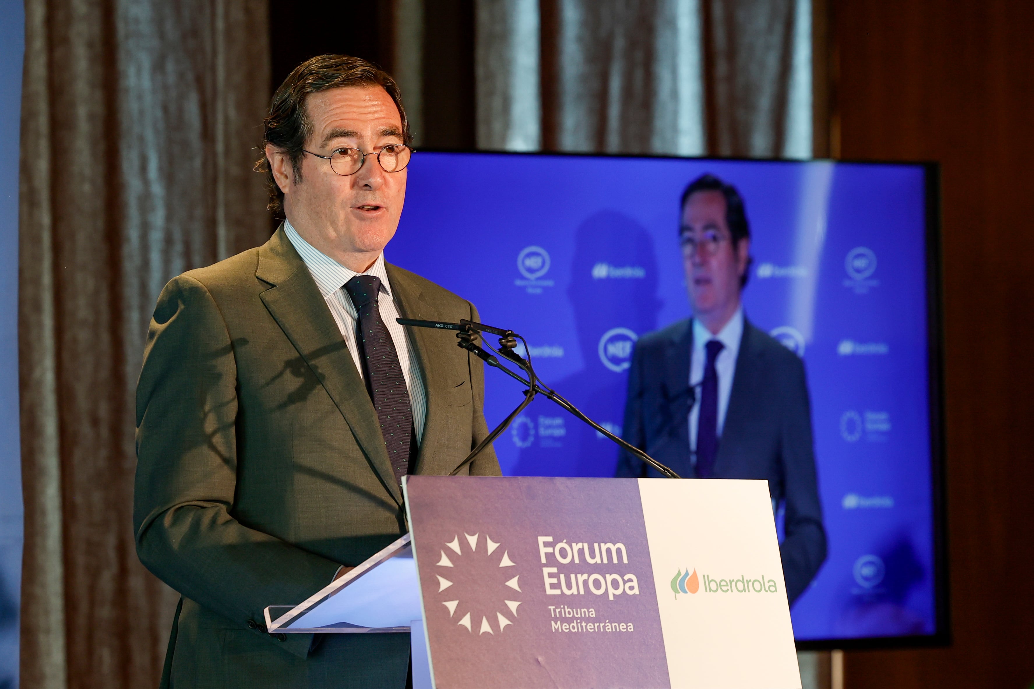 VALENCIA, 27/04/2026.- El presidente de la CEOE, Antonio Garamendi, durante la presentación en el Fórum Europa Tribuna Mediterránea del presidente de la patronal autonómica valenciana (CEV), Vicente Lafuente.