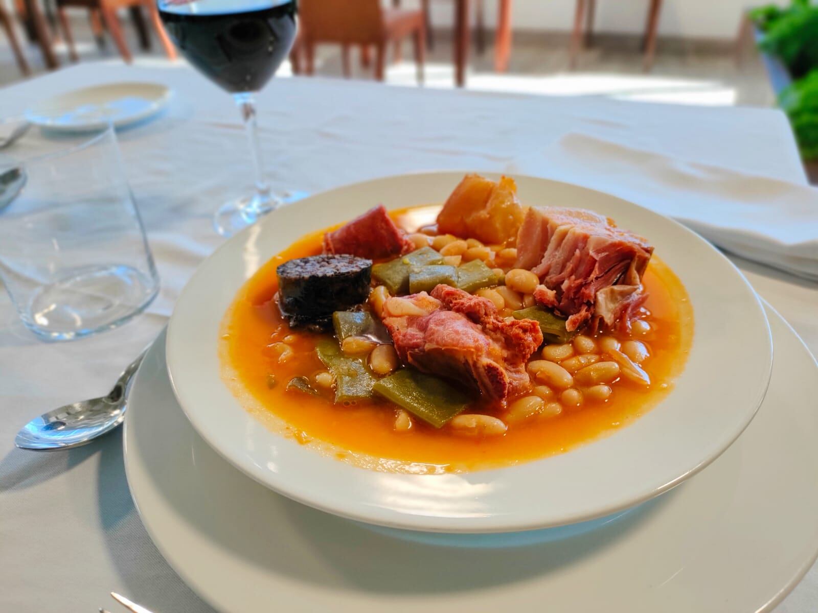 Espectacular plato de cuchara del Restaurante Jarana, en Ampuero.