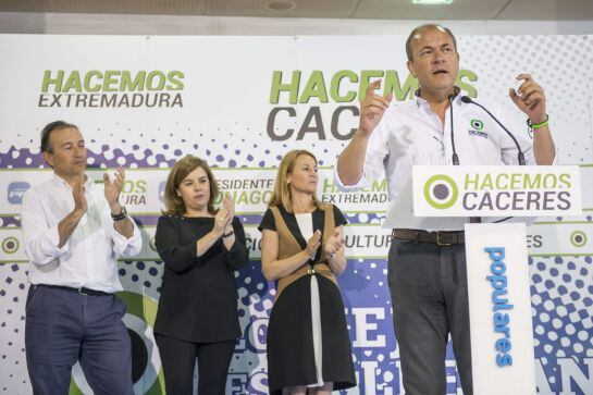 GRA231. CÁCERES, 18/05/2015.- El candidato a la Presidencia de la Junta de Extremadura, José Antonio Monago (d), junto al presidente de la Diputación Provincial de Cáceres, Laureano León, la vicepresidenta del Gobierno, Soraya Sáenz de Santamaría, y la ca