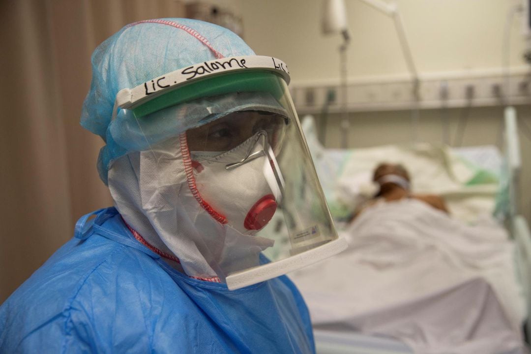 Un médico, con la conveniente protección sanitaria.