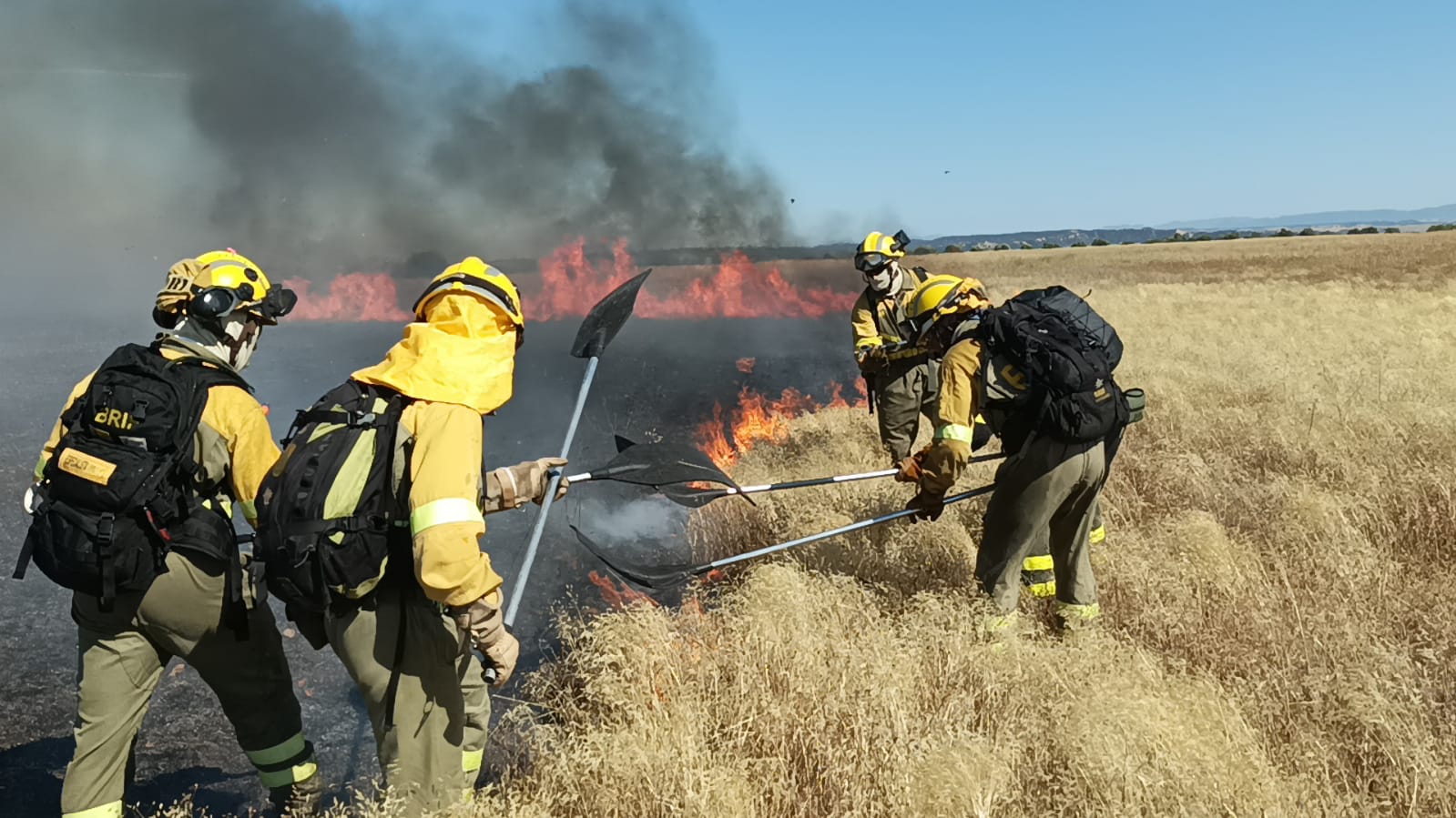 Trabajo conjunto de BRIF La Iglesuela  y Plan INFOCAM para controlar un incendio en el polígono de Torrehierro, Talavera, muy rápido conducido por viento y pasto. Foto: BRIF.