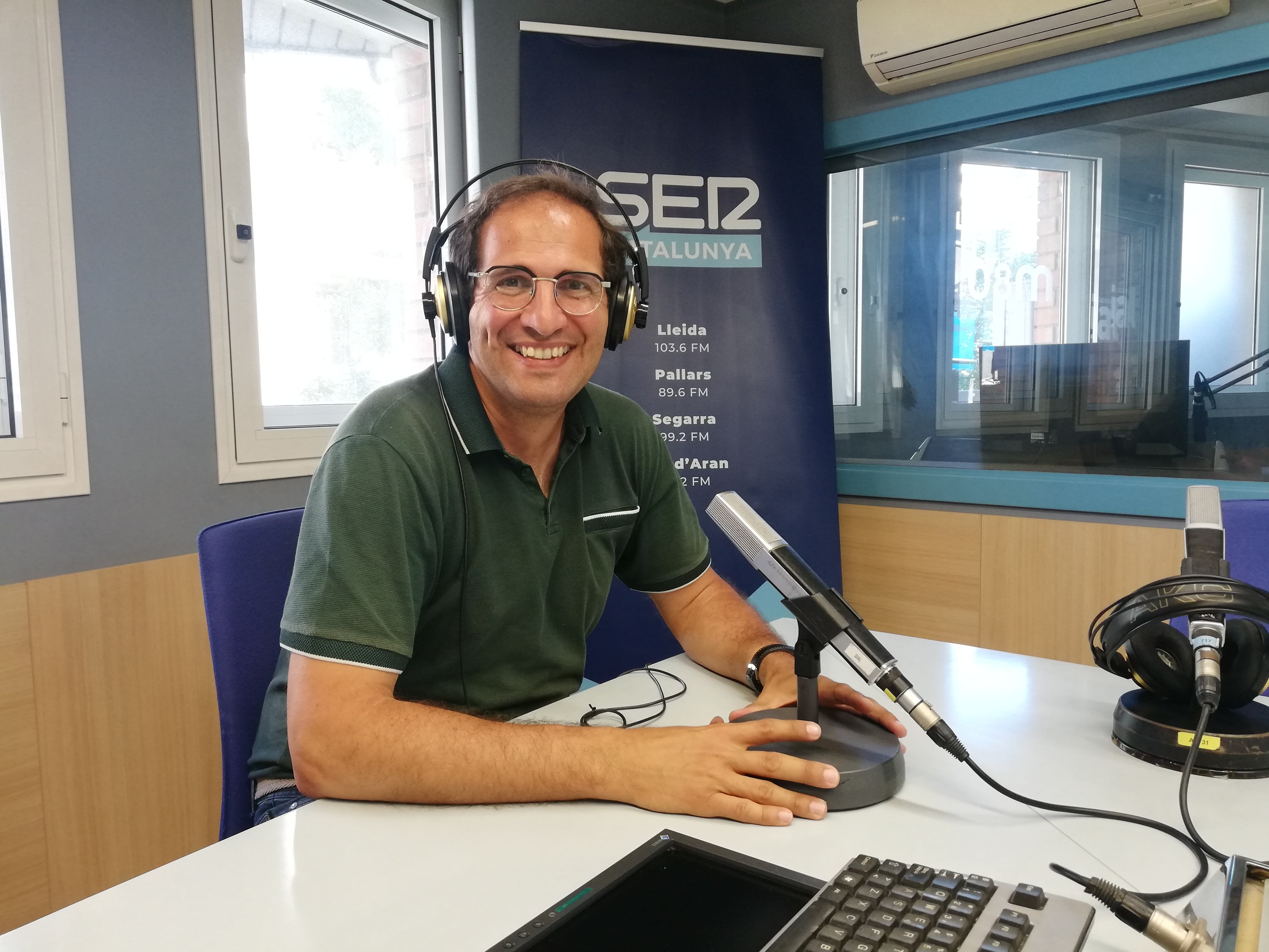 El CEO de l'empresa que elabora Oliba Beer Green, durant l'entrevista a l'Aquí Lleida de Ràdio Lleida. Foto: Ràdio Lleida.