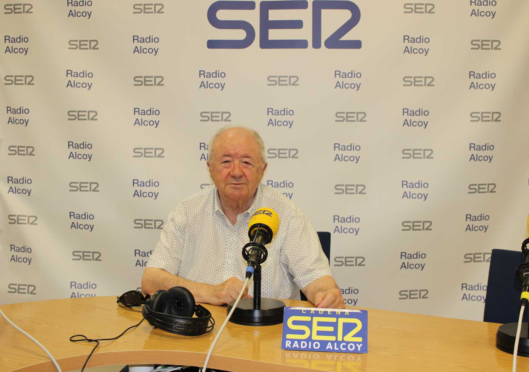 Antonio Pascual, en el estudio central de Radio Alcoy