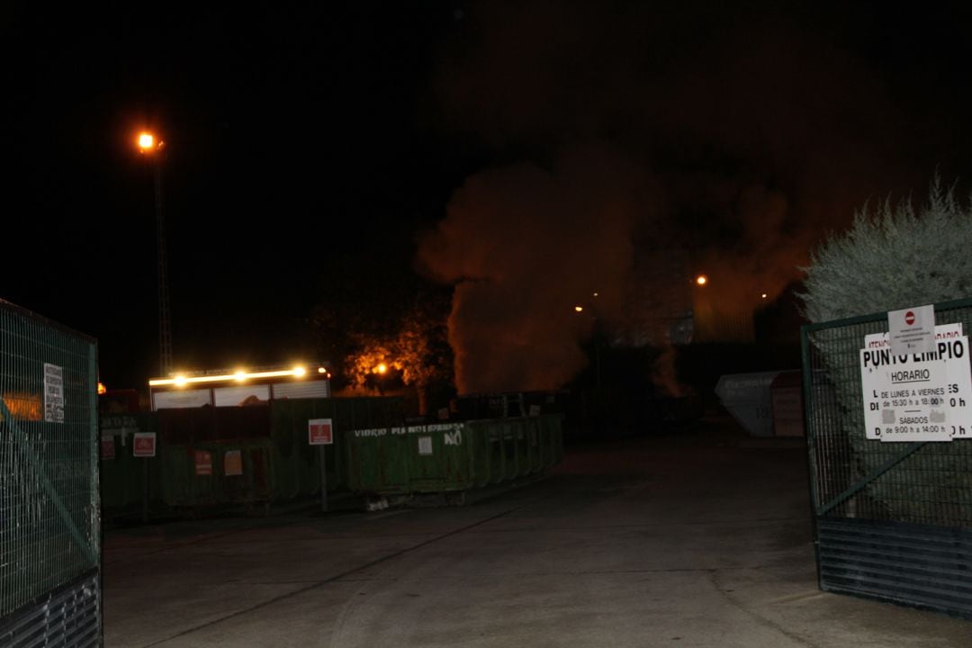 Los bomberos actúan en un incendio en el punto limpio de Cuéllar