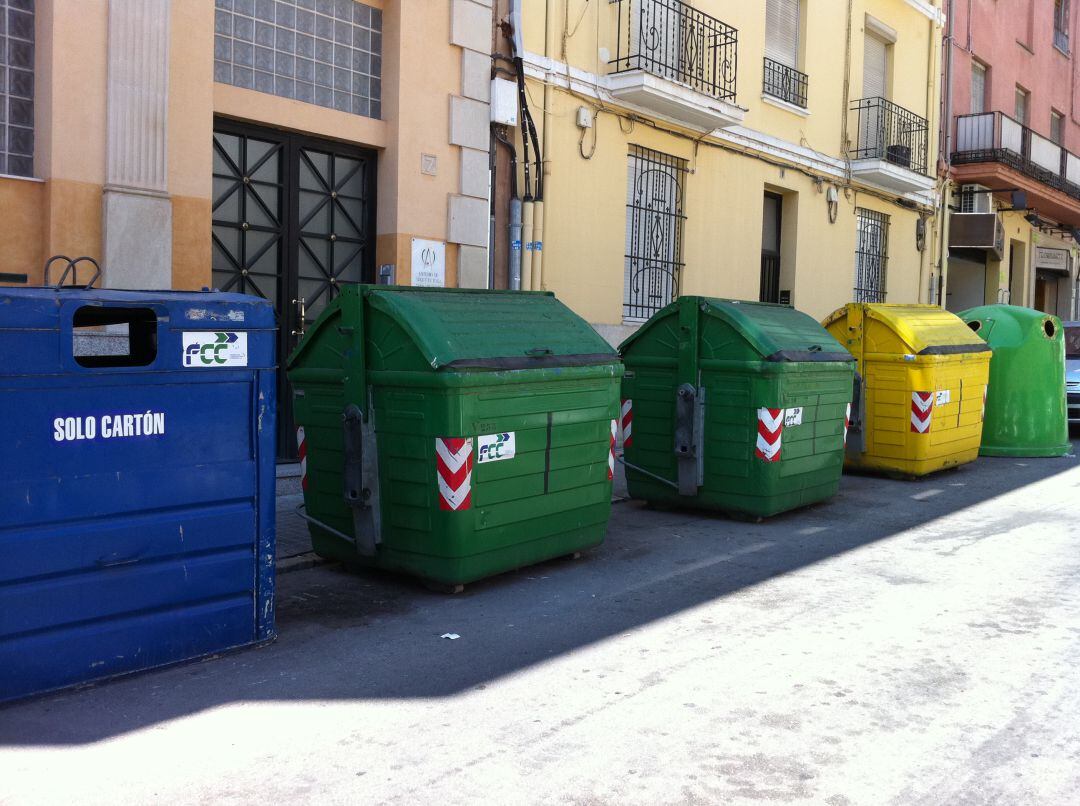 La separación de los residuos en los contenedores de cartón, envases y vidrio trae beneficios para las arcas municipales.