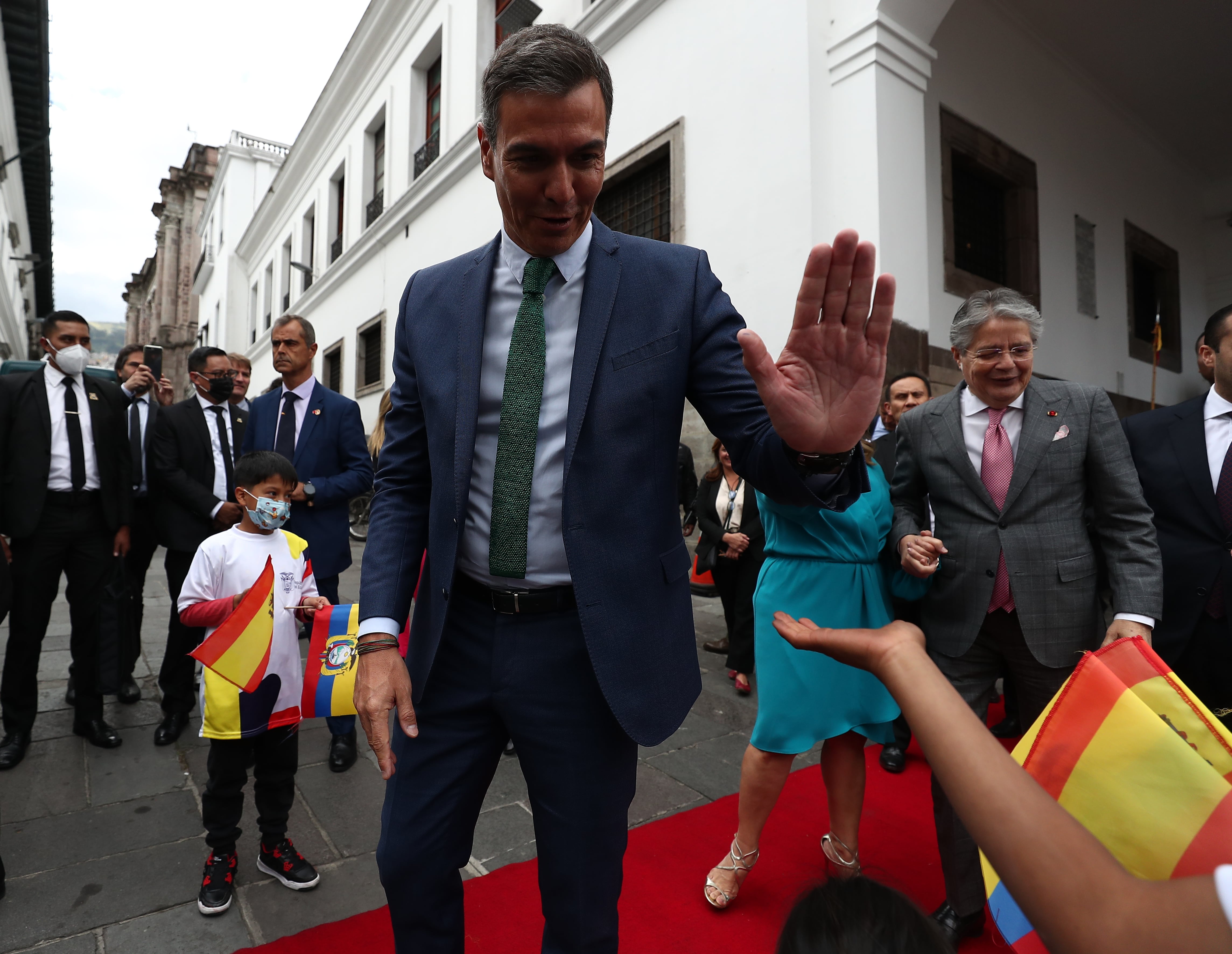 El presidente del Gobierno de España, Pedro Sánchez, y el presidente de Ecuador, Guillermo Lasso, realizan un breve recorrido a pie desde el Palacio de Carondelet hasta la Iglesia de la Compañía de Jesús, en Quito (Ecuador).