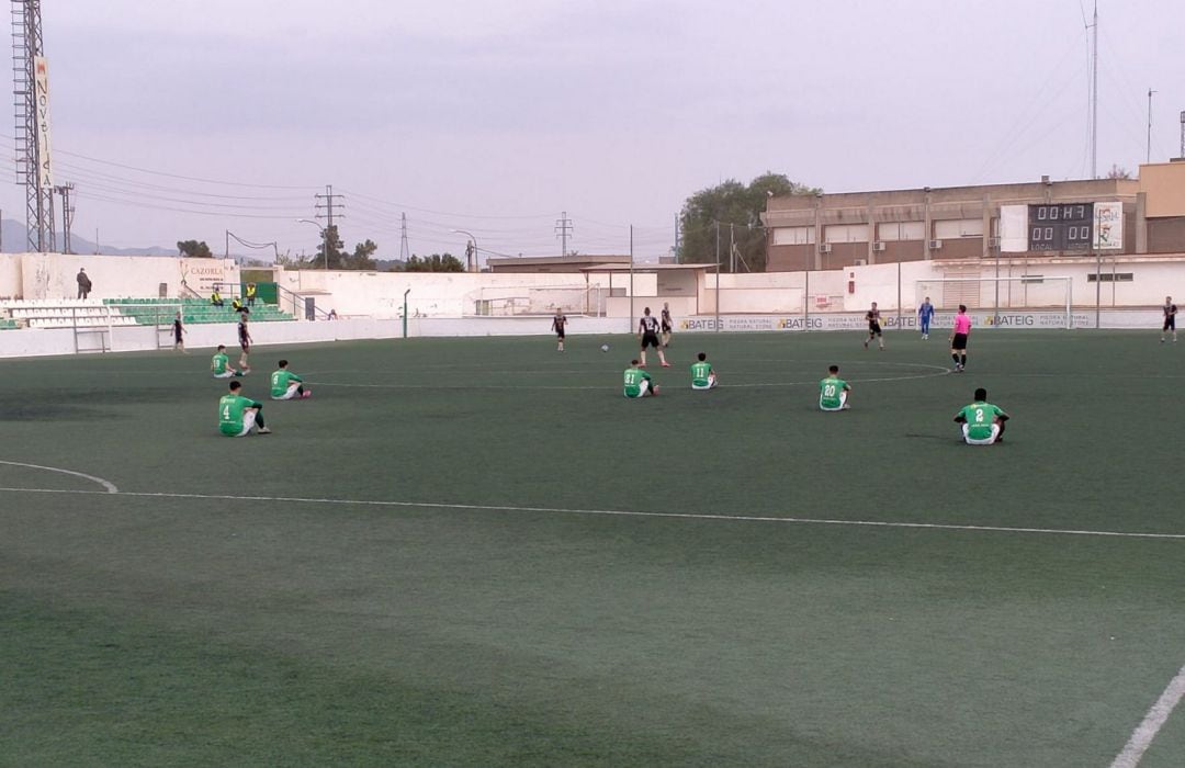 Sentada de los futbolistas del Novelda C. F. antes del partido contra el Intercity 