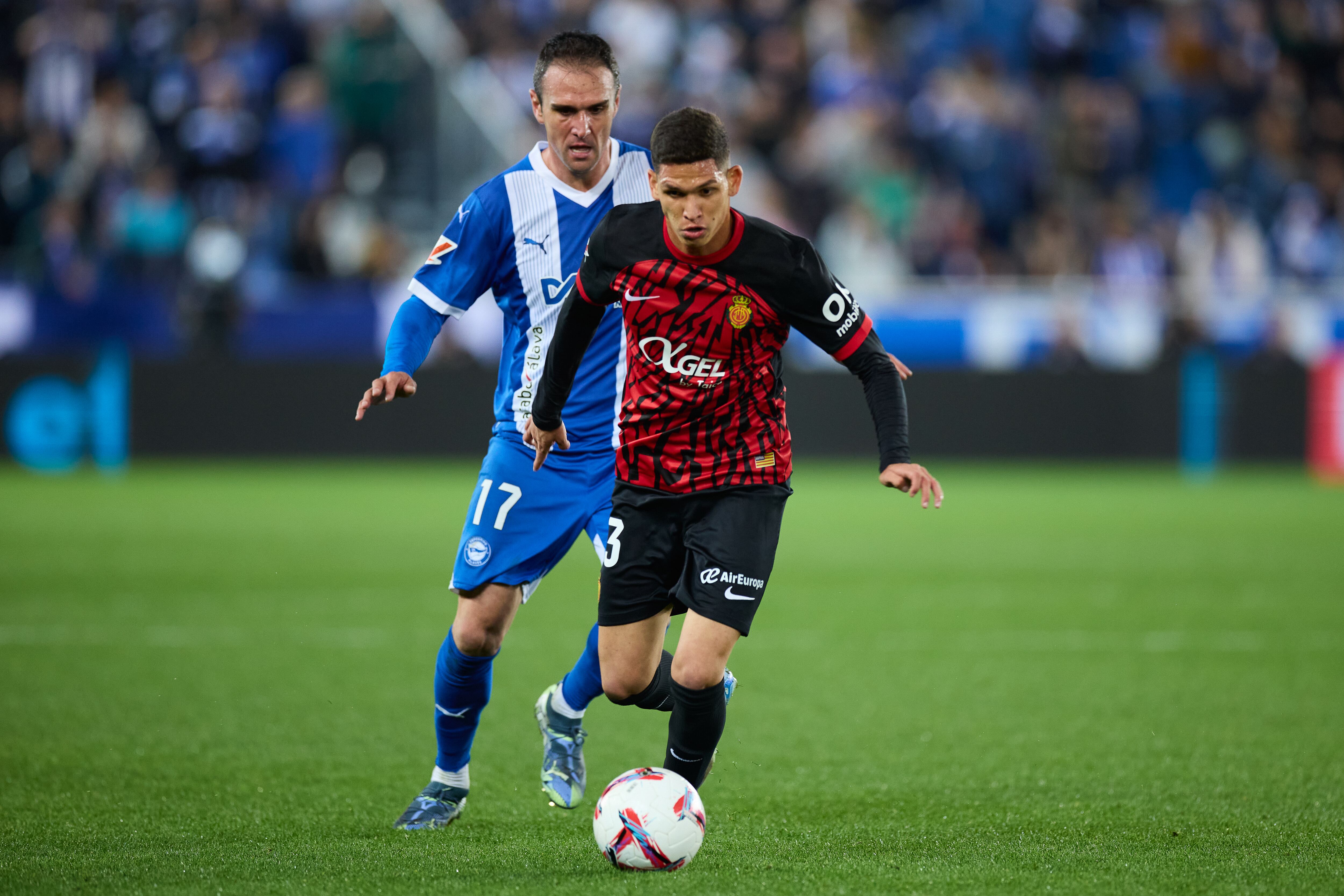 VITORIA, SPAIN - NOVEMBER 01: Kike Garcia of Deportivo Alaves competes for the ball with Daniel Luna of RCD Mallorca during the LaLiga EA Sports match between Deportivo Alaves and RCD Mallorca at Mendizorrotza on November 1, 2024, in Vitoria, Spain. (Photo By Ricardo Larreina/Europa Press via Getty Images)