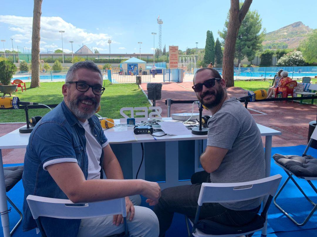 Nuestros Paco Sánchez y Álvaro Ayala durante el programa especial emitido desde las piscinas municipales de Cieza