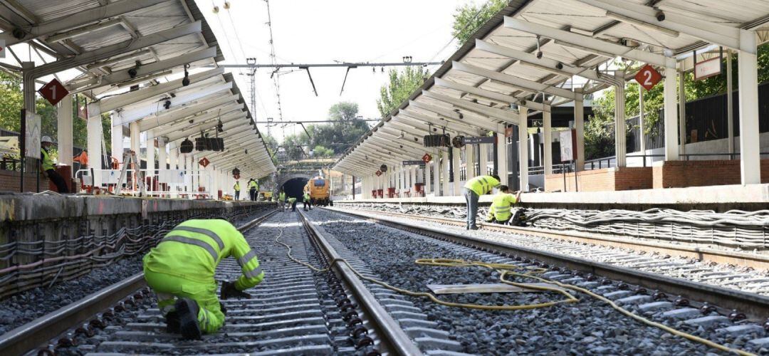 Los operarios trabajando sobre las vías de Cercanías