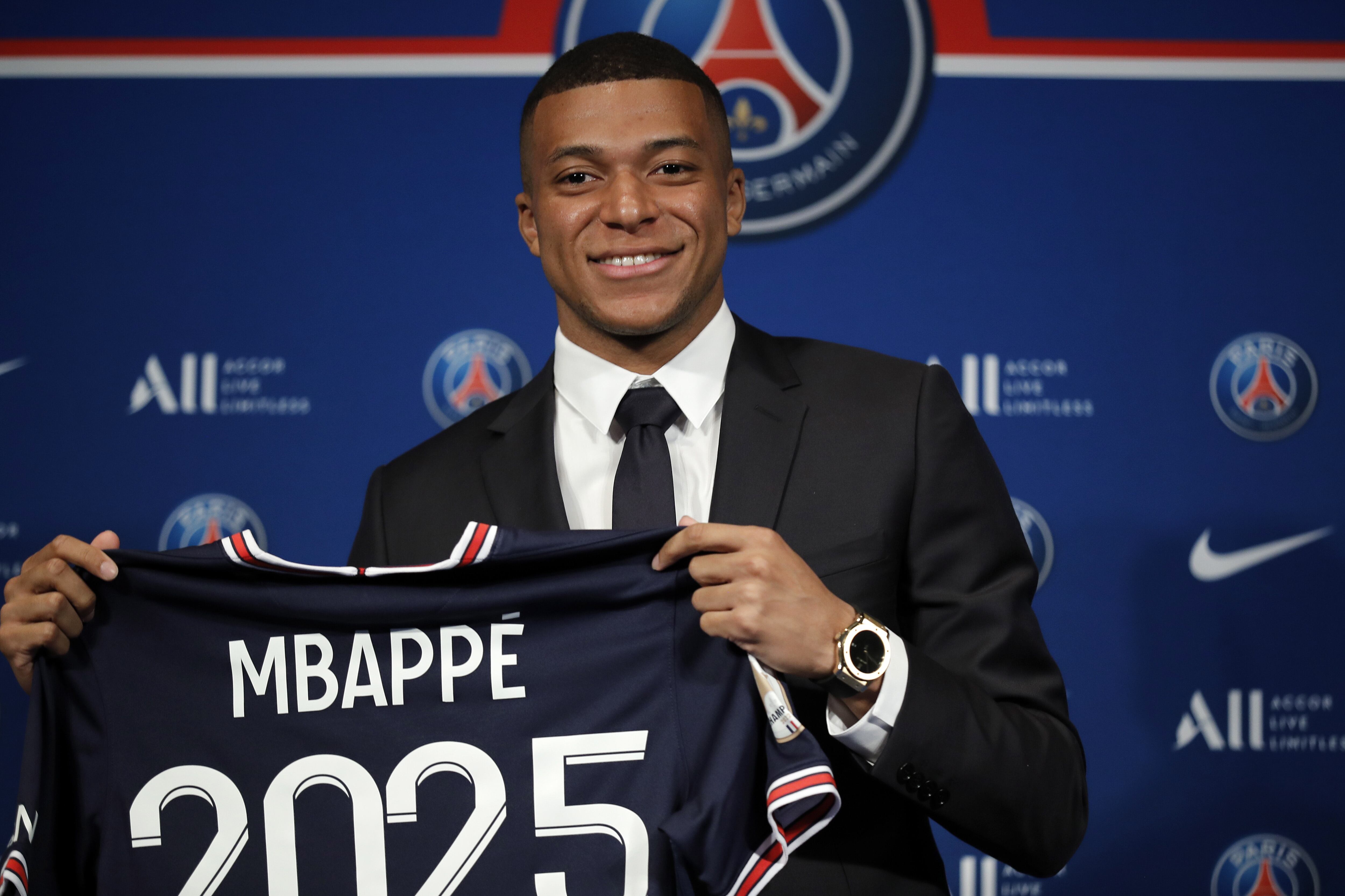 Rueda de prensa de Kylian Mbappe en París tras confirmarse que se queda en el PSG hasta 2025.