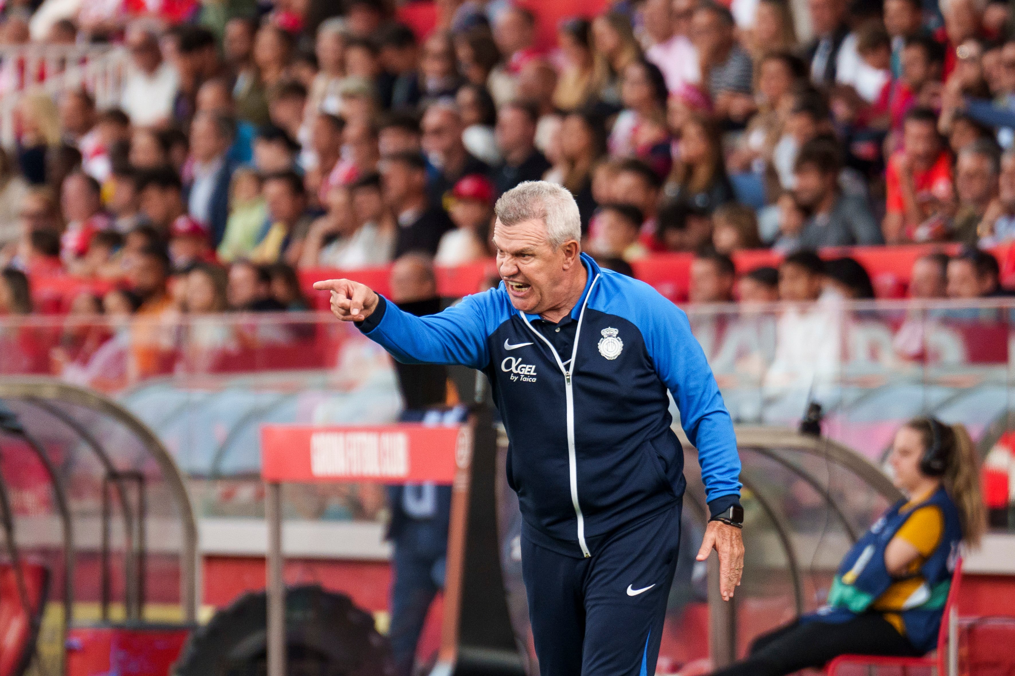 GIRONA (ESPAÑA), 04/05/2023.- El entrenador del Mallorca, Javier Aguirre, reacciona durante el partido de LaLiga entre el Girona FC y el R.C.D Mallorca, este jueves en el estadio municipal de Montilivi, en Girona (España). EFE/ David Borrat